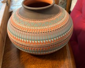 NAVAJO INDIAN POTTERY VASE