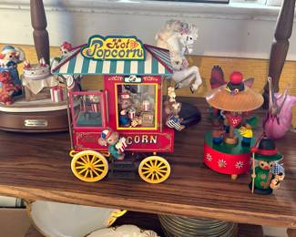 Enesco Popcorn Carnival "Pop Goes The Weasel" Multi-Action Music Box 