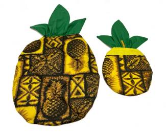 Lot # : 457a - 2 vintage tiki pineapple hand sewn trivet & pot
