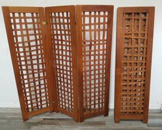 Lot # : 646 - Pair of 3 panel wood room partitions
