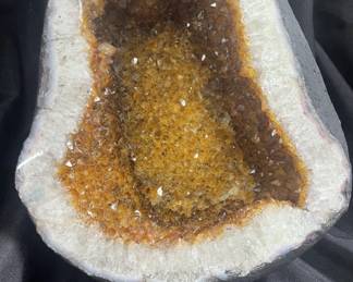 Lot # : 13 - Large citrine crystal quartz geode