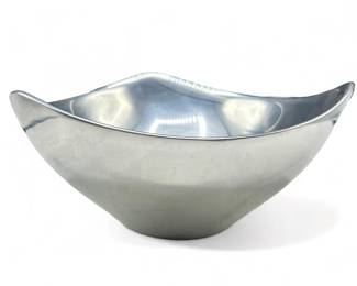 Lot # : 428a - Vintage 1967 Nambé #528 tri corner bowl 5 1/4”
