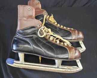 Lot # : 640 - Vinatge Bauer leather ice hockey skates
