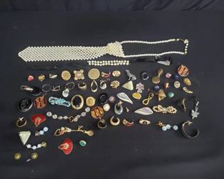 Lot # : 466 - Bag of costume jewelry
