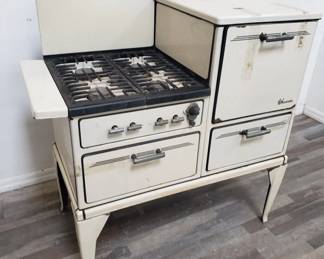 Lot # : 5 - Antique Wedgewood stove