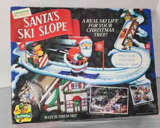 Lot # : 480d - Vtg Santas Ski Slope Mr. Christmas decor in box

