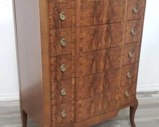 Lot # : 222 - Vanleigh Furniture chest of drawers
