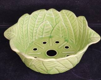 Lot # : 517 - 1960s green ceramic leaf colander by Cemar #639
