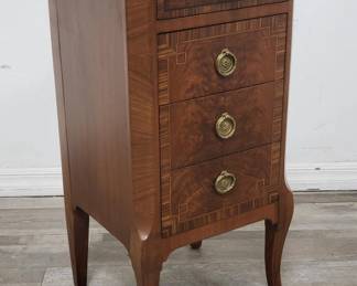 Lot # : 223 - Vanleigh Furniture nightstand