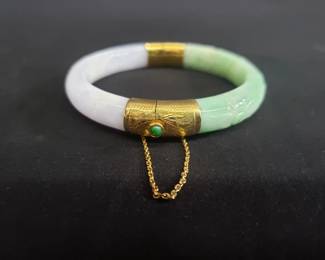 Lot # : 454 - 14k Gold jadeite bangle bracelet
