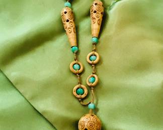Chinese carved necklace !