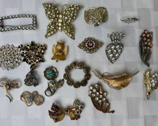 Lot 92- Vintage Glitzy Brooch Bundle - 19 Pieces