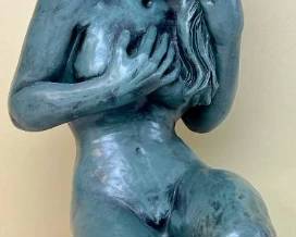 Lot 82 - Vintage Universal Statuary Corp. 17.5" 1961 Woman Kneeling Statue