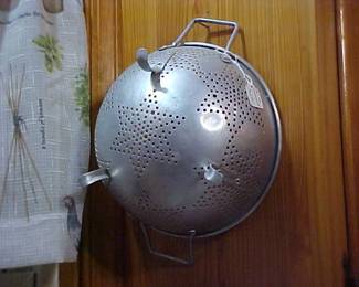 Colander, aluminum.