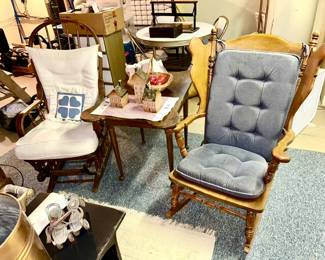 Pair of rocking chairs, antique side table