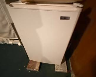 Ten cu ft refrigerator