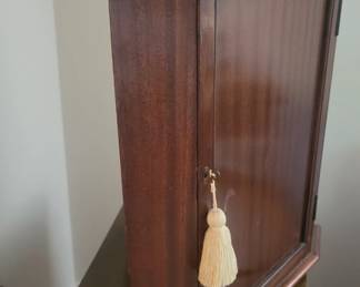Hanging corner cupboard 