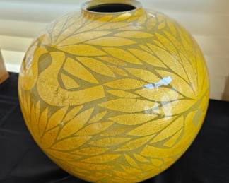 39. Ono Hakuko 1925 - 1996
Large round vase glazed porcelain with under glazegold leaf
10 1/8 x 10 5/8