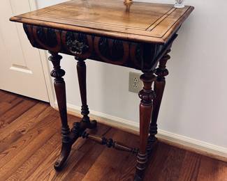Exquisite sewing table