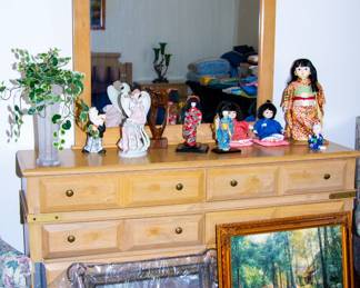 Wooden dresser with mirror and oriental décor