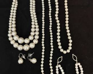 278 Freshwater Pearl Necklaces 