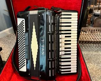 720 Titan Accordion