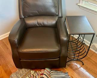 540 Like New Recliner W Table  Rugs