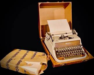 818 Underwood Golden Touch Vtg. Typewriter 