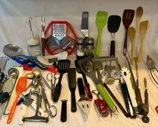 040 Mystery Lot Kitchen Utensils 