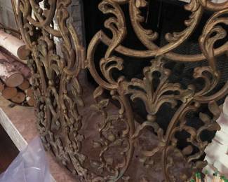 Metal fireplace screen