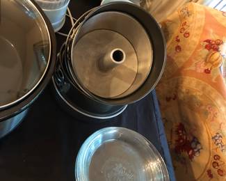 Kitchen bakeware and appliances 