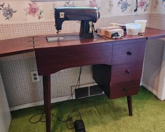 Full sewing cabinet with machine