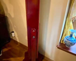 Rotating mirrored jewelry case