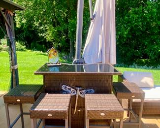 Outdoor bar with glass top  and 4 stools