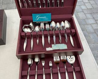 TEXTURA by Oneida Stainless flatware. 88 pieces. 