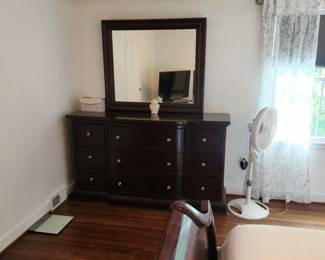 9 drawer dresser w/ mirror