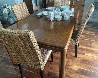 Drexel Heritage Dining table with 2 leaves - Pecan