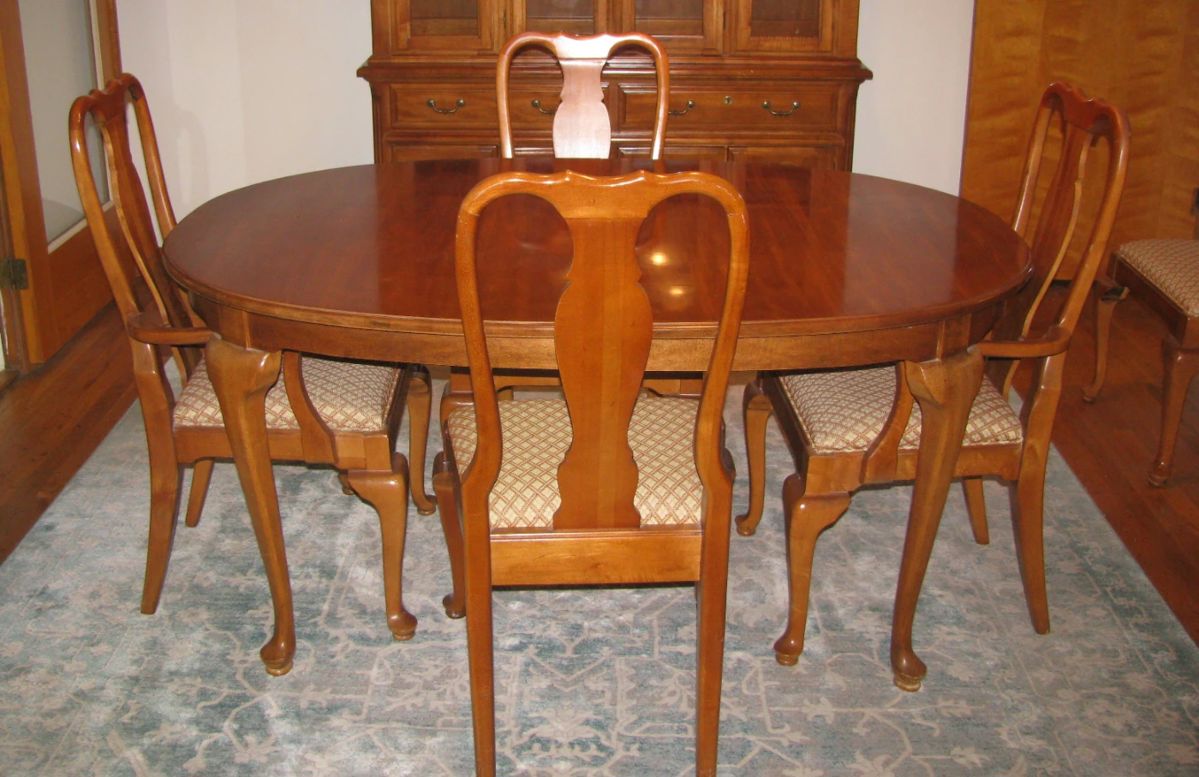 Table & 6 chairs, 2 leaves and protective cover