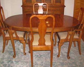 Table & 6 chairs, 2 leaves and protective cover