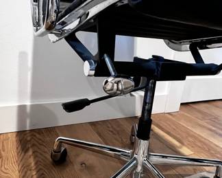 $155 USD     Black Channel Back Office Chair JB240-11     Add a touch of sophistication to your office with our Black Channel Back Office Chair. Its sleek design and channel back provide both comfort and style. Elevate your workspace to new levels with this exclusive chair.
Dimensions: 23 x 23 x 45"H 
Condition: Used in very good condition commensurate with age and use. 
Local pick up Lake Oswego, OR 97035.  Shipping suggestions available upon request.       https://goodbyhello.com/products/set-of-2-side-blue-linen-canvas-chairs-240-10-copy?_pos=3&_sid=9845e4c55&_ss=r