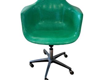 $425 USD     Modernica Case Study Green Rolling Arm Chair JB240-24     Experience luxury and style with the Modernica Case Study Green Rolling Arm Chair. Crafted with modern design and a striking green color, this chair is not only visually striking but also functional with rolling capabilities. Perfect for any contemporary space, this arm chair is the epitome of sophistication and exclusivity.
Dimensions: 18.5 x 22 x 32"H   |  Seat:  18"H 
Condition: Used in very good condition commensurate with age and use. 
Local pick up Lake Oswego, OR 97035.  Shipping suggestions available upon request.      https://goodbyhello.com/products/anthropologie-large-tiger-area-rug-240-23-copy?_pos=10&_sid=9845e4c55&_ss=r