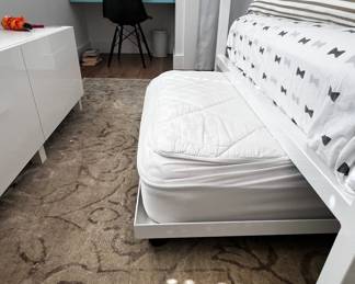 $430 USD      PRICE DROP - Room + Board Architecture Full White Canopy Storage Bed JB240-1     Strength and scale combine to create Architecture—a modern bed with a dramatic presence. Hand-welded from steel in a family-owned Minnesota metalworking shop, Architecture adds a pop of color in a modern form. Choose the Tall profile for more storage space under the bed.
Dimensions: 55 x 80 x 80"H 
Condition:  Very good
Local pick up Lake Oswego, Oregon.  Contact us for shipper suggestion      https://goodbyhello.com/products/white-canopy-trundle-storage-bed-240-01?_pos=20&_sid=9845e4c55&_ss=r