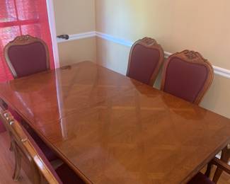 Thomasville Furniture Co. Dining Room table with 2 leafs and 8 Chairs (2 are Arm Chairs)