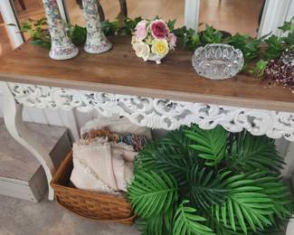 Console table, decorative accents