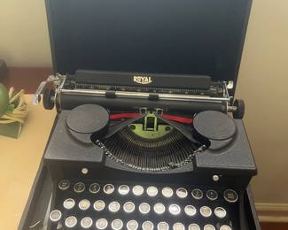 ROYAL Antique Typewriter 