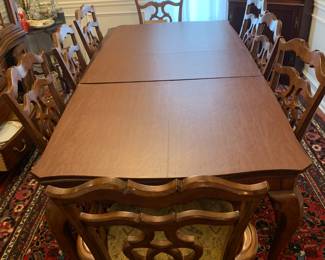 Gorgeous 8 Seat Dining Table w/ Leaf Extensions