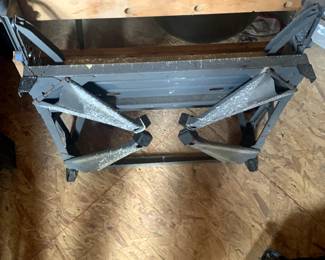 Great clean shed with extendable ladders, riding lawnmower attachments, golf club set, car ramps and more! 