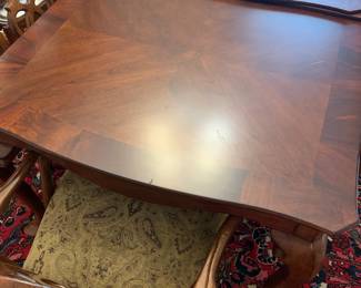 Gorgeous 8 Seat Dining Table w/ Leaf Extensions