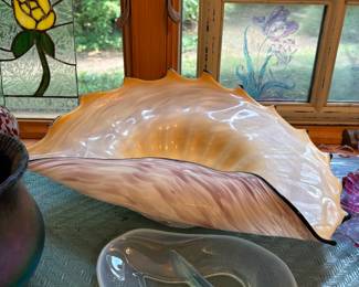 Beautiful art glass sea shell bowl