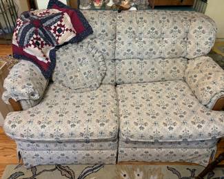 Cute love seat in great condition
